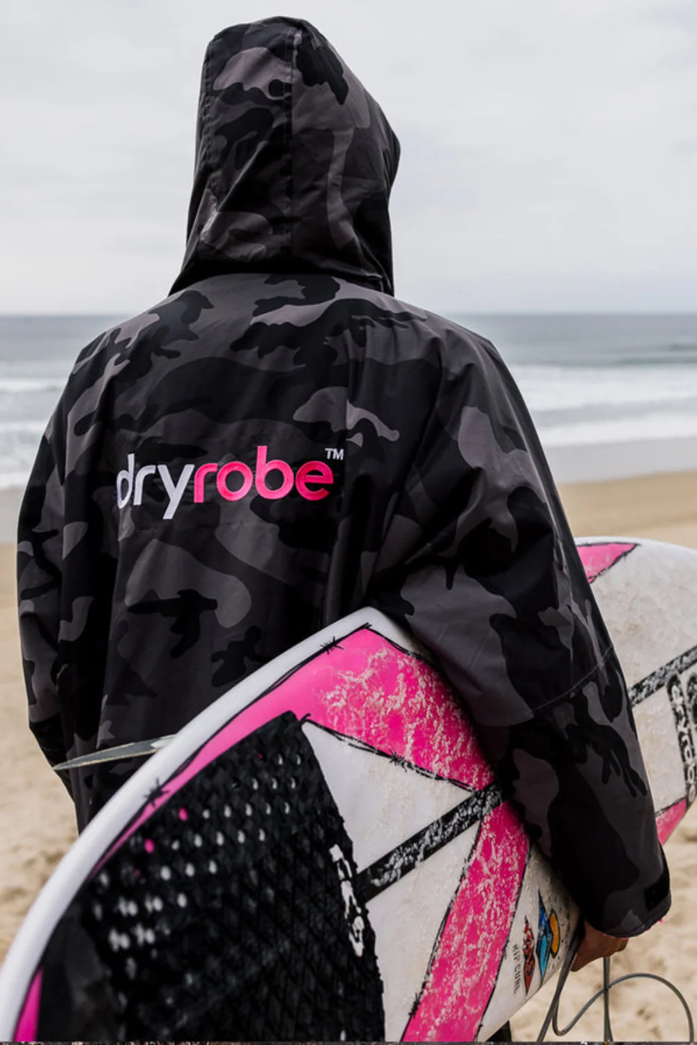Dryrobe Advance Adult Long Sleeve Changing Robe Black Camo/Pink - Image 10